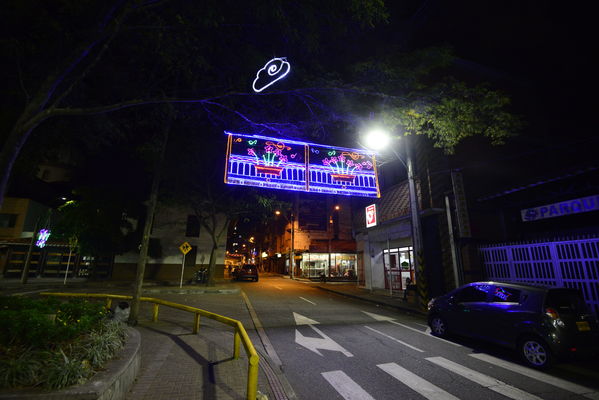 Alumbrado navideño parque Belén
Alumbrado navideño parque Belén
Fecha: Diciembre 19 de 2017
Para descargar esta fotografía en alta resolución, haga clic sobre la imagen hasta que la misma se despliegue en la pantalla completa; luego dé clic derecho y elija la opción "guardar imagen como". 
En caso de publicación por cualquier medio, solicitamos acompañarla del crédito: "Foto EPM"
Palabras clave: Alumbrado navideño parque Belén