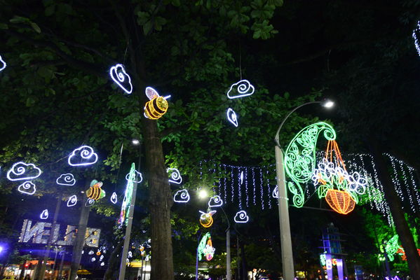 Alumbrado navideño parque Belén
Alumbrado navideño parque Belén
Fecha: Diciembre 19 de 2017
Para descargar esta fotografía en alta resolución, haga clic sobre la imagen hasta que la misma se despliegue en la pantalla completa; luego dé clic derecho y elija la opción "guardar imagen como". 
En caso de publicación por cualquier medio, solicitamos acompañarla del crédito: "Foto EPM"
Palabras clave: Alumbrado navideño parque Belén