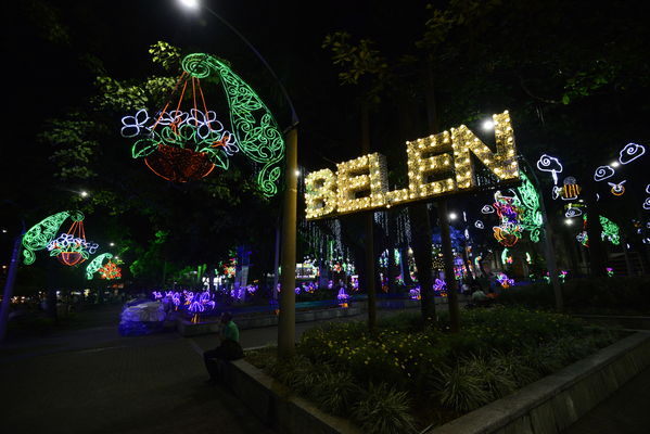 Alumbrado navideño parque Belén
Alumbrado navideño parque Belén
Fecha: Diciembre 19 de 2017
Para descargar esta fotografía en alta resolución, haga clic sobre la imagen hasta que la misma se despliegue en la pantalla completa; luego dé clic derecho y elija la opción "guardar imagen como". 
En caso de publicación por cualquier medio, solicitamos acompañarla del crédito: "Foto EPM"
Palabras clave: Alumbrado navideño parque Belén