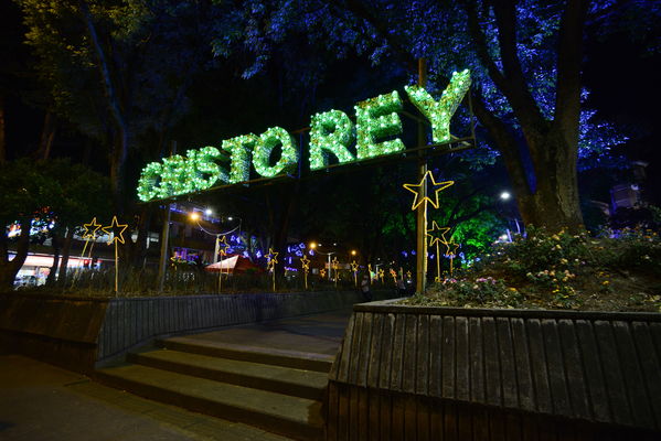 Alumbrado navideño Parque Cristo Rey
Alumbrado navideño Parque Cristo Rey
Fecha: Diciembre 19 de 2017
Para descargar esta fotografía en alta resolución, haga clic sobre la imagen hasta que la misma se despliegue en la pantalla completa; luego dé clic derecho y elija la opción "guardar imagen como". 
En caso de publicación por cualquier medio, solicitamos acompañarla del crédito: "Foto EPM"
Palabras clave: Alumbrado navideño Parque Cristo Rey