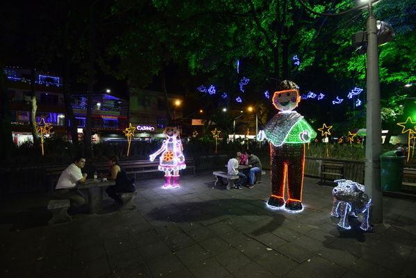 Alumbrado navideño Parque Cristo Rey
Alumbrado navideño Parque Cristo Rey
Fecha: Diciembre 19 de 2017
Para descargar esta fotografía en alta resolución, haga clic sobre la imagen hasta que la misma se despliegue en la pantalla completa; luego dé clic derecho y elija la opción "guardar imagen como". 
En caso de publicación por cualquier medio, solicitamos acompañarla del crédito: "Foto EPM"
Palabras clave: Alumbrado navideño Parque Cristo Rey