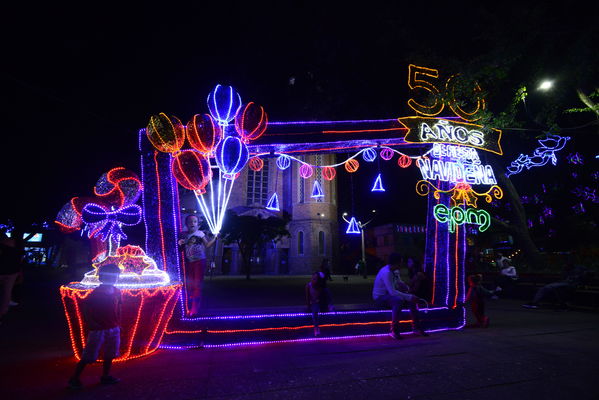 Alumbrado navideño Parque Cristo Rey
Alumbrado navideño Parque Cristo Rey
Fecha: Diciembre 19 de 2017
Para descargar esta fotografía en alta resolución, haga clic sobre la imagen hasta que la misma se despliegue en la pantalla completa; luego dé clic derecho y elija la opción "guardar imagen como". 
En caso de publicación por cualquier medio, solicitamos acompañarla del crédito: "Foto EPM"
Palabras clave: Alumbrado navideño Parque Cristo Rey