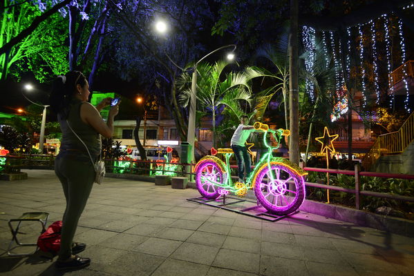 Alumbrado navideño Parque Cristo Rey
Alumbrado navideño Parque Cristo Rey
Fecha: Diciembre 19 de 2017
Para descargar esta fotografía en alta resolución, haga clic sobre la imagen hasta que la misma se despliegue en la pantalla completa; luego dé clic derecho y elija la opción "guardar imagen como". 
En caso de publicación por cualquier medio, solicitamos acompañarla del crédito: "Foto EPM"
Palabras clave: Alumbrado navideño Parque Cristo Rey