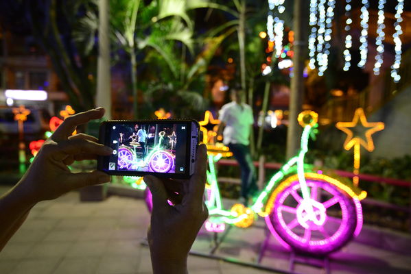 Alumbrado navideño Parque Cristo Rey
Alumbrado navideño Parque Cristo Rey
Fecha: Diciembre 19 de 2017
Para descargar esta fotografía en alta resolución, haga clic sobre la imagen hasta que la misma se despliegue en la pantalla completa; luego dé clic derecho y elija la opción "guardar imagen como". 
En caso de publicación por cualquier medio, solicitamos acompañarla del crédito: "Foto EPM"
Palabras clave: Alumbrado navideño Parque Cristo Rey