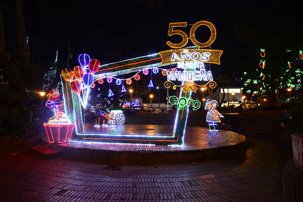 Alumbrado navideño parque El Poblado
Alumbrado navideño parque El Poblado
Fecha: Diciembre 19 de 2017
Para descargar esta fotografía en alta resolución, haga clic sobre la imagen hasta que la misma se despliegue en la pantalla completa; luego dé clic derecho y elija la opción "guardar imagen como". 
En caso de publicación por cualquier medio, solicitamos acompañarla del crédito: "Foto EPM"
Palabras clave: Alumbrado navideño parque El Poblado