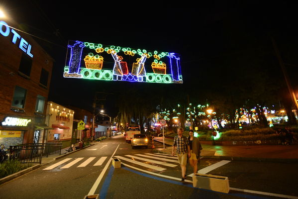 Alumbrado navideño parque El Poblado
Alumbrado navideño parque El Poblado
Fecha: Diciembre 19 de 2017
Para descargar esta fotografía en alta resolución, haga clic sobre la imagen hasta que la misma se despliegue en la pantalla completa; luego dé clic derecho y elija la opción "guardar imagen como". 
En caso de publicación por cualquier medio, solicitamos acompañarla del crédito: "Foto EPM"
Palabras clave: Alumbrado navideño parque El Poblado