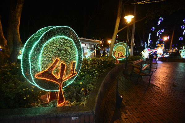 Alumbrado navideño parque El Poblado
Alumbrado navideño parque El Poblado
Fecha: Diciembre 19 de 2017
Para descargar esta fotografía en alta resolución, haga clic sobre la imagen hasta que la misma se despliegue en la pantalla completa; luego dé clic derecho y elija la opción "guardar imagen como". 
En caso de publicación por cualquier medio, solicitamos acompañarla del crédito: "Foto EPM"
Palabras clave: Alumbrado navideño parque El Poblado