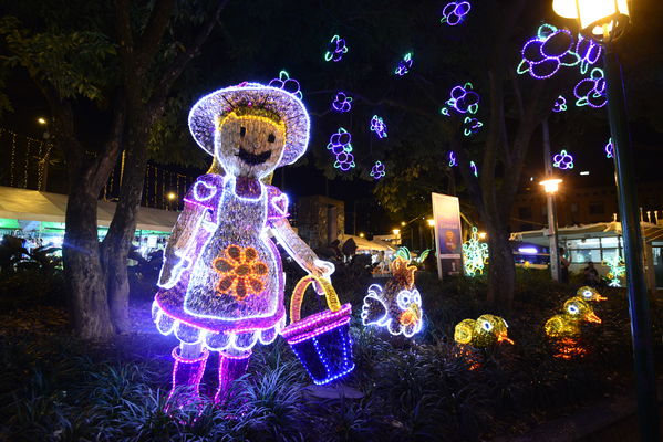 Alumbrado navideño parque El Poblado
Alumbrado navideño parque El Poblado
Fecha: Diciembre 19 de 2017
Para descargar esta fotografía en alta resolución, haga clic sobre la imagen hasta que la misma se despliegue en la pantalla completa; luego dé clic derecho y elija la opción "guardar imagen como". 
En caso de publicación por cualquier medio, solicitamos acompañarla del crédito: "Foto EPM"
Palabras clave: Alumbrado navideño parque El Poblado