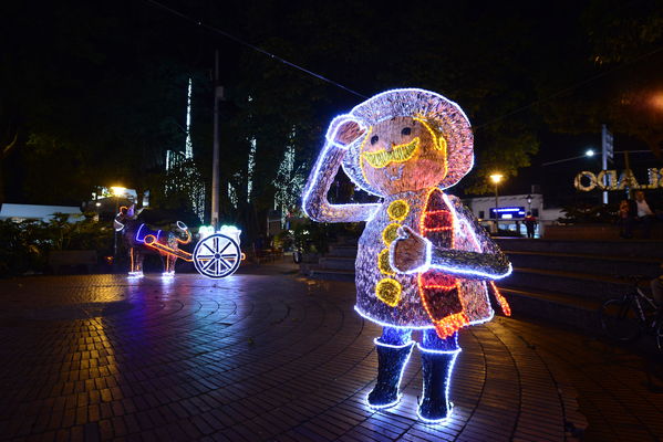 Alumbrado navideño parque El Poblado
Alumbrado navideño parque El Poblado
Fecha: Diciembre 19 de 2017
Para descargar esta fotografía en alta resolución, haga clic sobre la imagen hasta que la misma se despliegue en la pantalla completa; luego dé clic derecho y elija la opción "guardar imagen como". 
En caso de publicación por cualquier medio, solicitamos acompañarla del crédito: "Foto EPM"
Palabras clave: Alumbrado navideño parque El Poblado