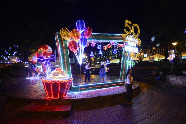 Alumbrado navideño parque El Poblado
Alumbrado navideño parque El Poblado
Fecha: Diciembre 19 de 2017
Para descargar esta fotografía en alta resolución, haga clic sobre la imagen hasta que la misma se despliegue en la pantalla completa; luego dé clic derecho y elija la opción "guardar imagen como". 
En caso de publicación por cualquier medio, solicitamos acompañarla del crédito: "Foto EPM"
Palabras clave: Alumbrado navideño parque El Poblado