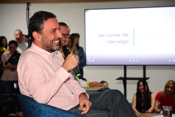Homenaje al gerente Jorge Londoño
Homenaje al gerente Jorge Londoño. 
Fecha: Diciembre 20 2019.
Para descargar esta fotografía en alta resolución, haga clic sobre la imagen hasta que la misma se despliegue en la pantalla completa; luego dé clic derecho y elija la opción "guardar imagen como". 
En caso de publicación por cualquier medio, solicitamos acompañarla del crédito: "Foto EPM"
Palabras clave: Homenaje al gerente Jorge Londoño