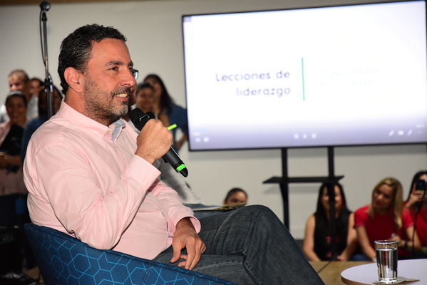 Homenaje al gerente Jorge Londoño
Homenaje al gerente Jorge Londoño. 
Fecha: Diciembre 20 2019.
Para descargar esta fotografía en alta resolución, haga clic sobre la imagen hasta que la misma se despliegue en la pantalla completa; luego dé clic derecho y elija la opción "guardar imagen como". 
En caso de publicación por cualquier medio, solicitamos acompañarla del crédito: "Foto EPM"
Palabras clave: Homenaje al gerente Jorge Londoño