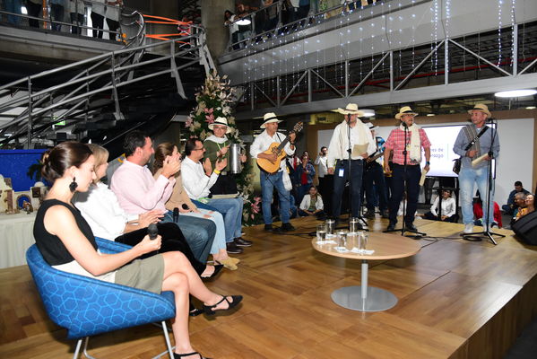 Homenaje al gerente Jorge Londoño
Homenaje al gerente Jorge Londoño. 
Fecha: Diciembre 20 2019.
Para descargar esta fotografía en alta resolución, haga clic sobre la imagen hasta que la misma se despliegue en la pantalla completa; luego dé clic derecho y elija la opción "guardar imagen como". 
En caso de publicación por cualquier medio, solicitamos acompañarla del crédito: "Foto EPM"
Palabras clave: Homenaje al gerente Jorge Londoño
