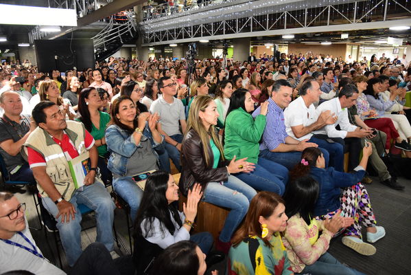 Homenaje al gerente Jorge Londoño
Homenaje al gerente Jorge Londoño. 
Fecha: Diciembre 20 2019.
Para descargar esta fotografía en alta resolución, haga clic sobre la imagen hasta que la misma se despliegue en la pantalla completa; luego dé clic derecho y elija la opción "guardar imagen como". 
En caso de publicación por cualquier medio, solicitamos acompañarla del crédito: "Foto EPM"
Palabras clave: Homenaje al gerente Jorge Londoño