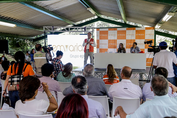 Inauguración de la Planta de Lixiviados 
Inauguración de la Planta de Lixiviados    
Fecha: Diciembre 22 de 2015. Lugar: Barbosa - Relleno Sanitario la Pradera
Para descargar esta fotografía en alta resolución, haga clic sobre la imagen hasta que la misma se despliegue en la pantalla completa; luego dé clic derecho y elija la opción "guardar imagen como". 
En caso de publicación por cualquier medio, solicitamos acompañarla del crédito: "Foto EPM"
Palabras clave: Inauguración Planta Lixiviados