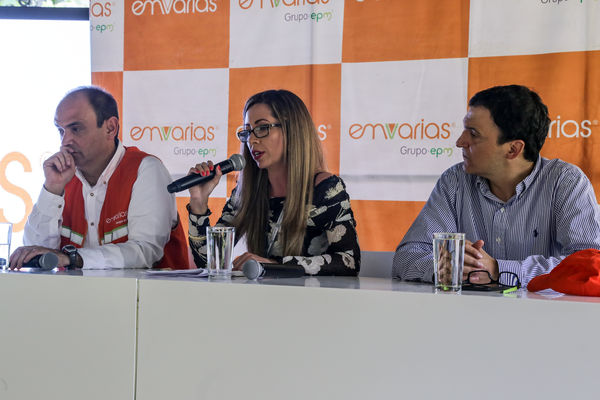 Inauguración de la Planta de Lixiviados 
Inauguración de la Planta de Lixiviados    
Fecha: Diciembre 22 de 2015. Lugar: Barbosa - Relleno Sanitario la Pradera
Para descargar esta fotografía en alta resolución, haga clic sobre la imagen hasta que la misma se despliegue en la pantalla completa; luego dé clic derecho y elija la opción "guardar imagen como". 
En caso de publicación por cualquier medio, solicitamos acompañarla del crédito: "Foto EPM"
Palabras clave: Inauguración Planta Lixiviados