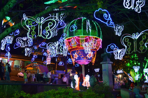 Alumbrados 2015 internas
Alumbrados 2015 internas
Fecha: Diciembre de 2015
Para descargar esta fotografía en alta resolución, haga clic sobre la imagen hasta que la misma se despliegue en la pantalla completa; luego dé clic derecho y elija la opción "guardar imagen como". 
En caso de publicación por cualquier medio, solicitamos acompañarla del crédito: "Foto EPM"

Palabras clave: Alumbrados 2015 internas