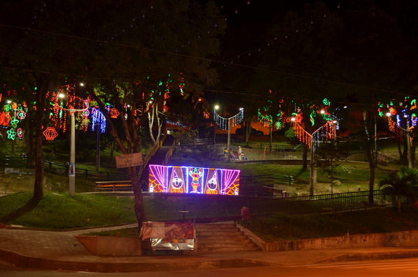 Alumbrados 2015 internas
Alumbrados 2015 internas
Fecha: Diciembre de 2015
Para descargar esta fotografía en alta resolución, haga clic sobre la imagen hasta que la misma se despliegue en la pantalla completa; luego dé clic derecho y elija la opción "guardar imagen como". 
En caso de publicación por cualquier medio, solicitamos acompañarla del crédito: "Foto EPM"

Palabras clave: Alumbrados 2015 internas