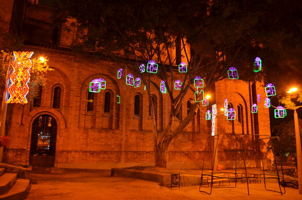 Alumbrados 2015 internas
Alumbrados 2015 internas
Fecha: Diciembre de 2015
Para descargar esta fotografía en alta resolución, haga clic sobre la imagen hasta que la misma se despliegue en la pantalla completa; luego dé clic derecho y elija la opción "guardar imagen como". 
En caso de publicación por cualquier medio, solicitamos acompañarla del crédito: "Foto EPM"

Palabras clave: Alumbrados 2015 internas