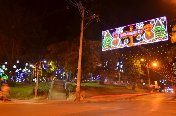 Alumbrados 2015 internas
Alumbrados 2015 internas
Fecha: Diciembre de 2015
Para descargar esta fotografía en alta resolución, haga clic sobre la imagen hasta que la misma se despliegue en la pantalla completa; luego dé clic derecho y elija la opción "guardar imagen como". 
En caso de publicación por cualquier medio, solicitamos acompañarla del crédito: "Foto EPM"

Palabras clave: Alumbrados 2015 internas