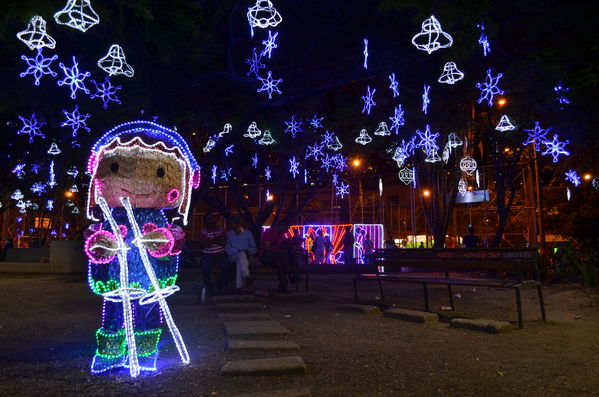 Alumbrados 2015 internas
Alumbrados 2015 internas
Fecha: Diciembre de 2015
Para descargar esta fotografía en alta resolución, haga clic sobre la imagen hasta que la misma se despliegue en la pantalla completa; luego dé clic derecho y elija la opción "guardar imagen como". 
En caso de publicación por cualquier medio, solicitamos acompañarla del crédito: "Foto EPM"

Palabras clave: Alumbrados 2015 internas