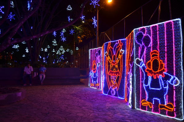 Alumbrados 2015 internas
Alumbrados 2015 internas
Fecha: Diciembre de 2015
Para descargar esta fotografía en alta resolución, haga clic sobre la imagen hasta que la misma se despliegue en la pantalla completa; luego dé clic derecho y elija la opción "guardar imagen como". 
En caso de publicación por cualquier medio, solicitamos acompañarla del crédito: "Foto EPM"

Palabras clave: Alumbrados 2015 internas