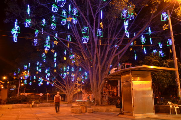 Alumbrados 2015 internas
Alumbrados 2015 internas
Fecha: Diciembre de 2015
Para descargar esta fotografía en alta resolución, haga clic sobre la imagen hasta que la misma se despliegue en la pantalla completa; luego dé clic derecho y elija la opción "guardar imagen como". 
En caso de publicación por cualquier medio, solicitamos acompañarla del crédito: "Foto EPM"

Palabras clave: Alumbrados 2015 internas