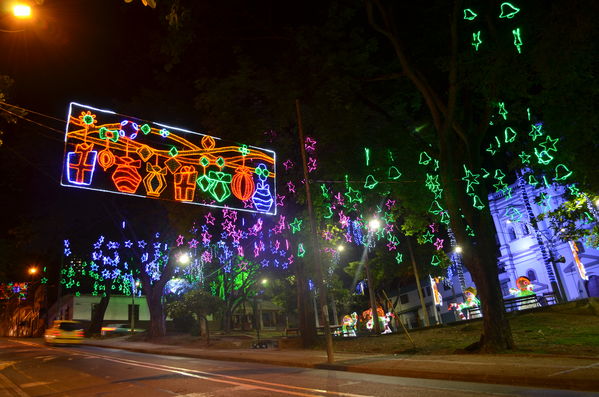 Alumbrados 2015 internas
Alumbrados 2015 internas
Fecha: Diciembre de 2015
Para descargar esta fotografía en alta resolución, haga clic sobre la imagen hasta que la misma se despliegue en la pantalla completa; luego dé clic derecho y elija la opción "guardar imagen como". 
En caso de publicación por cualquier medio, solicitamos acompañarla del crédito: "Foto EPM"

Palabras clave: Alumbrados 2015 internas