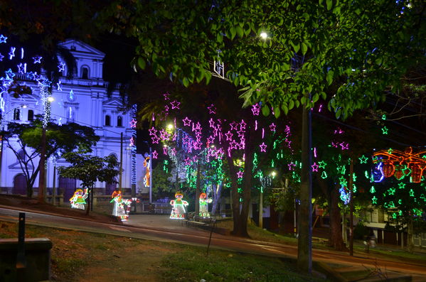 Alumbrados 2015 internas
Alumbrados 2015 internas
Fecha: Diciembre de 2015
Para descargar esta fotografía en alta resolución, haga clic sobre la imagen hasta que la misma se despliegue en la pantalla completa; luego dé clic derecho y elija la opción "guardar imagen como". 
En caso de publicación por cualquier medio, solicitamos acompañarla del crédito: "Foto EPM"

Palabras clave: Alumbrados 2015 internas