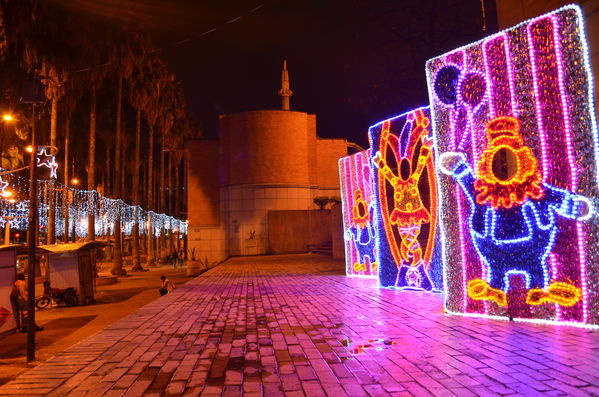 Alumbrados 2015 internas
Alumbrados 2015 internas
Fecha: Diciembre de 2015
Para descargar esta fotografía en alta resolución, haga clic sobre la imagen hasta que la misma se despliegue en la pantalla completa; luego dé clic derecho y elija la opción "guardar imagen como". 
En caso de publicación por cualquier medio, solicitamos acompañarla del crédito: "Foto EPM"

Palabras clave: Alumbrados 2015 internas