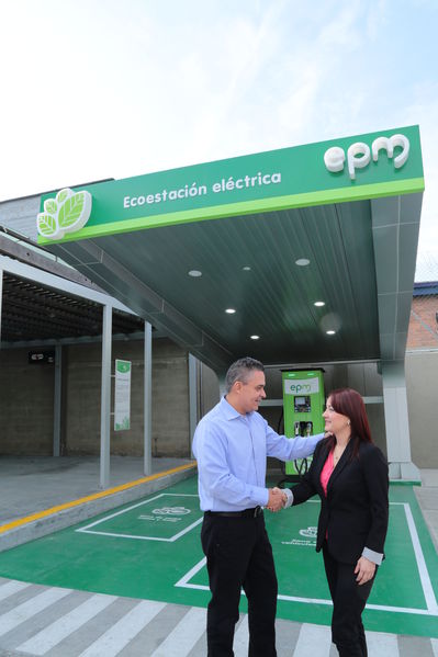 Ecoestaciones para la carga de vehículos eléctricos 
Ecoestaciones para la carga de vehículos eléctricos    
Fecha: Diciembre 3 de 2015. 
Para descargar esta fotografía en alta resolución, haga clic sobre la imagen hasta que la misma se despliegue en la pantalla completa; luego dé clic derecho y elija la opción "guardar imagen como". 
En caso de publicación por cualquier medio, solicitamos acompañarla del crédito: "Foto EPM"

Palabras clave: Ecoestaciones carga vehículos eléctricos