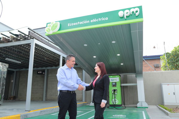 Ecoestaciones para la carga de vehículos eléctricos 
Ecoestaciones para la carga de vehículos eléctricos   
Fecha: Diciembre 3 de 2015. 
Para descargar esta fotografía en alta resolución, haga clic sobre la imagen hasta que la misma se despliegue en la pantalla completa; luego dé clic derecho y elija la opción "guardar imagen como". 
En caso de publicación por cualquier medio, solicitamos acompañarla del crédito: "Foto EPM"

Palabras clave: Ecoestaciones carga vehículos eléctricos
