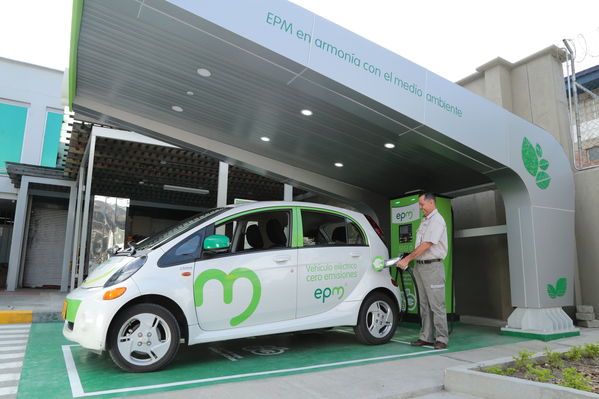 Ecoestaciones para la carga de vehículos eléctricos 
Ecoestaciones para la carga de vehículos eléctricos  
Fecha: Diciembre 3 de 2015. 
Para descargar esta fotografía en alta resolución, haga clic sobre la imagen hasta que la misma se despliegue en la pantalla completa; luego dé clic derecho y elija la opción "guardar imagen como". 
En caso de publicación por cualquier medio, solicitamos acompañarla del crédito: "Foto EPM"

Palabras clave: Ecoestaciones carga vehículos eléctricos