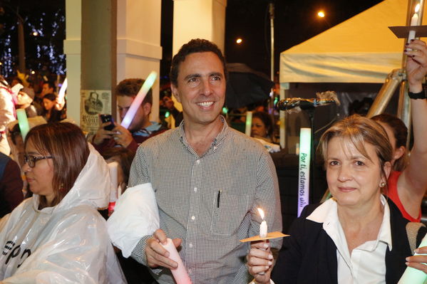 Encendido del Alumbrado Navideño
Encendido del Alumbrado Navideño
Fecha: Diciembre 3 de 2016
Para descargar esta fotografía en alta resolución, haga clic sobre la imagen hasta que la misma se despliegue en la pantalla completa; luego dé clic derecho y elija la opción "guardar imagen como". 
En caso de publicación por cualquier medio, solicitamos acompañarla del crédito: "Foto EPM"
Palabras clave: Encendido Alumbrado Navideño