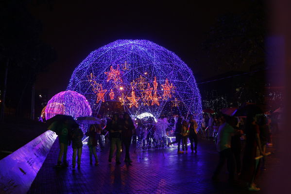Encendido del Alumbrado Navideño
Encendido del Alumbrado Navideño
Fecha: Diciembre 3 de 2016
Para descargar esta fotografía en alta resolución, haga clic sobre la imagen hasta que la misma se despliegue en la pantalla completa; luego dé clic derecho y elija la opción "guardar imagen como". 
En caso de publicación por cualquier medio, solicitamos acompañarla del crédito: "Foto EPM"
Palabras clave: Encendido Alumbrado Navideño