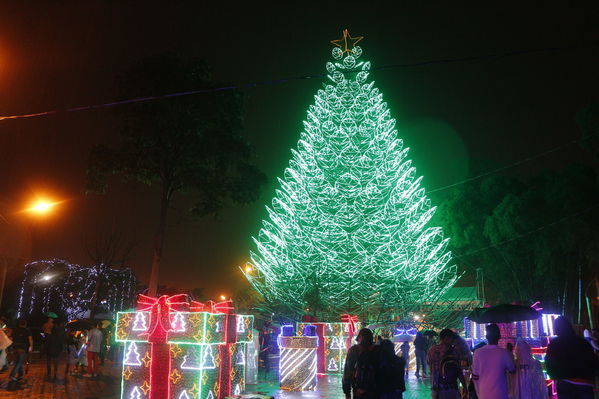 Encendido del Alumbrado Navideño
Encendido del Alumbrado Navideño
Fecha: Diciembre 3 de 2016
Para descargar esta fotografía en alta resolución, haga clic sobre la imagen hasta que la misma se despliegue en la pantalla completa; luego dé clic derecho y elija la opción "guardar imagen como". 
En caso de publicación por cualquier medio, solicitamos acompañarla del crédito: "Foto EPM"
Palabras clave: Encendido Alumbrado Navideño