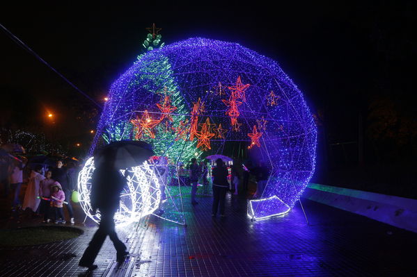 Encendido del Alumbrado Navideño
Encendido del Alumbrado Navideño
Fecha: Diciembre 3 de 2016
Para descargar esta fotografía en alta resolución, haga clic sobre la imagen hasta que la misma se despliegue en la pantalla completa; luego dé clic derecho y elija la opción "guardar imagen como". 
En caso de publicación por cualquier medio, solicitamos acompañarla del crédito: "Foto EPM"
Palabras clave: Encendido Alumbrado Navideño