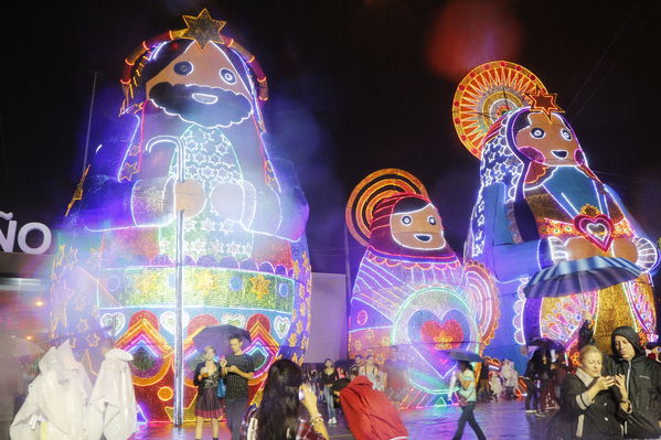 Encendido del Alumbrado Navideño
Encendido del Alumbrado Navideño
Fecha: Diciembre 3 de 2016
Para descargar esta fotografía en alta resolución, haga clic sobre la imagen hasta que la misma se despliegue en la pantalla completa; luego dé clic derecho y elija la opción "guardar imagen como". 
En caso de publicación por cualquier medio, solicitamos acompañarla del crédito: "Foto EPM"
Palabras clave: Encendido Alumbrado Navideño