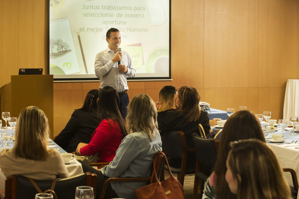 Reconocimiento a personal de EPM – Procesos de selección
Reconocimiento a personal de EPM – Procesos de selección
Fecha: Diciembre 6 de 2017
Para descargar esta fotografía en alta resolución, haga clic sobre la imagen hasta que la misma se despliegue en la pantalla completa; luego dé clic derecho y elija la opción "guardar imagen como". 
En caso de publicación por cualquier medio, solicitamos acompañarla del crédito: "Foto EPM"
Palabras clave: Reconocimiento a personal de EPM – Procesos de selección