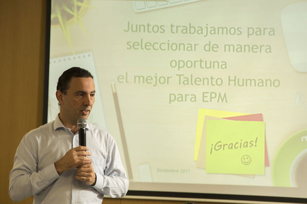 Reconocimiento a personal de EPM – Procesos de selección
Reconocimiento a personal de EPM – Procesos de selección
Fecha: Diciembre 6 de 2017
Para descargar esta fotografía en alta resolución, haga clic sobre la imagen hasta que la misma se despliegue en la pantalla completa; luego dé clic derecho y elija la opción "guardar imagen como". 
En caso de publicación por cualquier medio, solicitamos acompañarla del crédito: "Foto EPM"
Palabras clave: Reconocimiento a personal de EPM – Procesos de selección