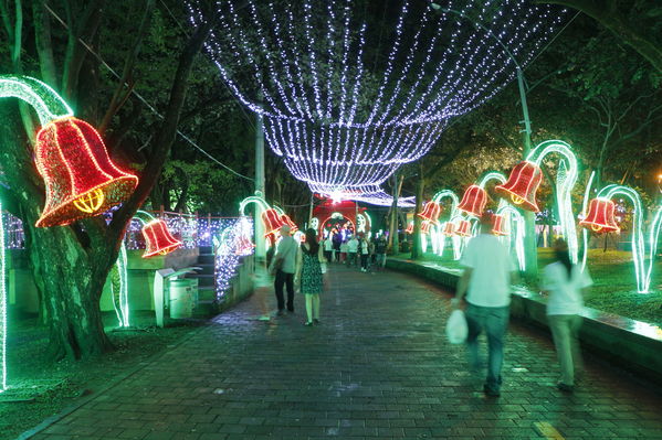 Alumbrado Navideño 2016
Alumbrado Navideño 2016
Fecha: Diciembre 7 de 2016
Para descargar esta fotografía en alta resolución, haga clic sobre la imagen hasta que la misma se despliegue en la pantalla completa; luego dé clic derecho y elija la opción "guardar imagen como". 
En caso de publicación por cualquier medio, solicitamos acompañarla del crédito: "Foto EPM"
Palabras clave: Alumbrado Navideño 2016