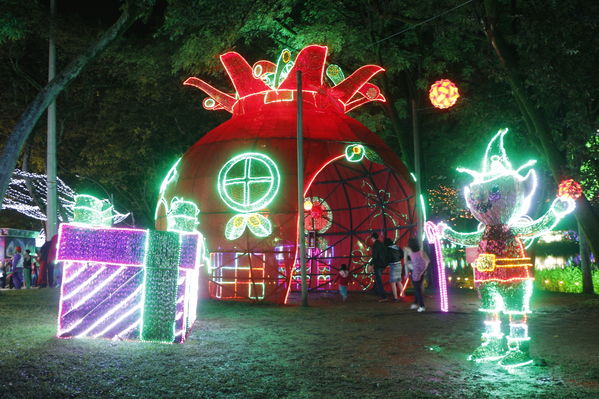 Alumbrado Navideño 2016
Alumbrado Navideño 2016
Fecha: Diciembre 7 de 2016
Para descargar esta fotografía en alta resolución, haga clic sobre la imagen hasta que la misma se despliegue en la pantalla completa; luego dé clic derecho y elija la opción "guardar imagen como". 
En caso de publicación por cualquier medio, solicitamos acompañarla del crédito: "Foto EPM"
Palabras clave: Alumbrado Navideño 2016