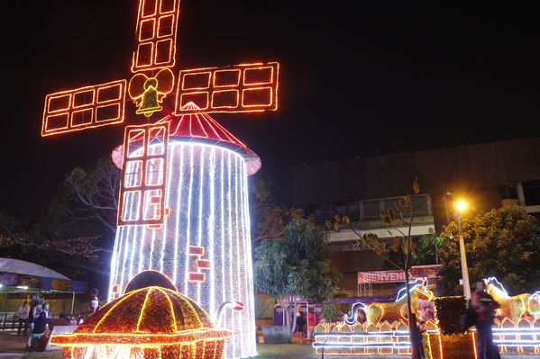 Alumbrado Navideño 2016
Alumbrado Navideño 2016
Fecha: Diciembre 7 de 2016
Para descargar esta fotografía en alta resolución, haga clic sobre la imagen hasta que la misma se despliegue en la pantalla completa; luego dé clic derecho y elija la opción "guardar imagen como". 
En caso de publicación por cualquier medio, solicitamos acompañarla del crédito: "Foto EPM"
Palabras clave: Alumbrado Navideño 2016