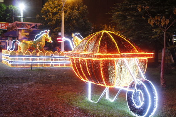 Alumbrado Navideño 2016
Alumbrado Navideño 2016
Fecha: Diciembre 7 de 2016
Para descargar esta fotografía en alta resolución, haga clic sobre la imagen hasta que la misma se despliegue en la pantalla completa; luego dé clic derecho y elija la opción "guardar imagen como". 
En caso de publicación por cualquier medio, solicitamos acompañarla del crédito: "Foto EPM"
Palabras clave: Alumbrado Navideño 2016