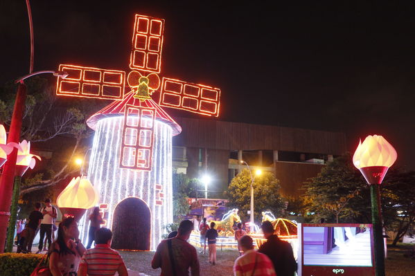 Alumbrado Navideño 2016
Alumbrado Navideño 2016
Fecha: Diciembre 7 de 2016
Para descargar esta fotografía en alta resolución, haga clic sobre la imagen hasta que la misma se despliegue en la pantalla completa; luego dé clic derecho y elija la opción "guardar imagen como". 
En caso de publicación por cualquier medio, solicitamos acompañarla del crédito: "Foto EPM"
Palabras clave: Alumbrado Navideño 2016