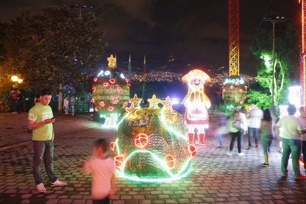 Alumbrado Navideño 2016
Alumbrado Navideño 2016
Fecha: Diciembre 7 de 2016
Para descargar esta fotografía en alta resolución, haga clic sobre la imagen hasta que la misma se despliegue en la pantalla completa; luego dé clic derecho y elija la opción "guardar imagen como". 
En caso de publicación por cualquier medio, solicitamos acompañarla del crédito: "Foto EPM"
Palabras clave: Alumbrado Navideño 2016