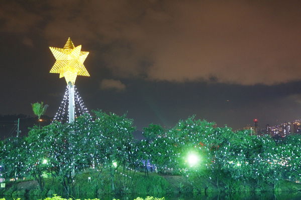 Alumbrado Navideño 2016
Alumbrado Navideño 2016
Fecha: Diciembre 7 de 2016
Para descargar esta fotografía en alta resolución, haga clic sobre la imagen hasta que la misma se despliegue en la pantalla completa; luego dé clic derecho y elija la opción "guardar imagen como". 
En caso de publicación por cualquier medio, solicitamos acompañarla del crédito: "Foto EPM"
Palabras clave: Alumbrado Navideño 2016