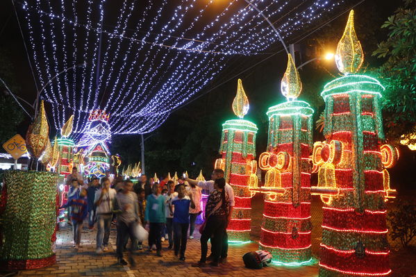 Alumbrado Navideño 2016
Alumbrado Navideño 2016
Fecha: Diciembre 7 de 2016
Para descargar esta fotografía en alta resolución, haga clic sobre la imagen hasta que la misma se despliegue en la pantalla completa; luego dé clic derecho y elija la opción "guardar imagen como". 
En caso de publicación por cualquier medio, solicitamos acompañarla del crédito: "Foto EPM"
Palabras clave: Alumbrado Navideño 2016