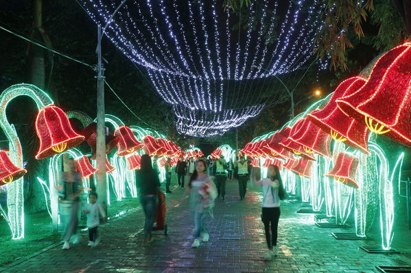 Alumbrado Navideño 2016
Alumbrado Navideño 2016
Fecha: Diciembre 7 de 2016
Para descargar esta fotografía en alta resolución, haga clic sobre la imagen hasta que la misma se despliegue en la pantalla completa; luego dé clic derecho y elija la opción "guardar imagen como". 
En caso de publicación por cualquier medio, solicitamos acompañarla del crédito: "Foto EPM"
Palabras clave: Alumbrado Navideño 2016