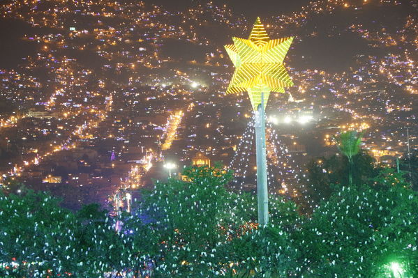 Alumbrado Navideño 2016
Alumbrado Navideño 2016
Fecha: Diciembre 7 de 2016
Para descargar esta fotografía en alta resolución, haga clic sobre la imagen hasta que la misma se despliegue en la pantalla completa; luego dé clic derecho y elija la opción "guardar imagen como". 
En caso de publicación por cualquier medio, solicitamos acompañarla del crédito: "Foto EPM"
Palabras clave: Alumbrado Navideño 2016